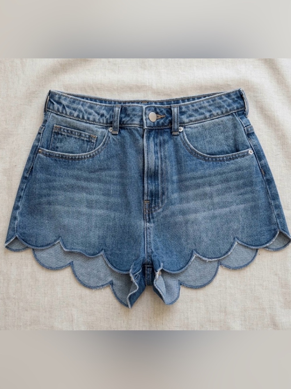 Like New! H&M Medium Wash Scalloped Denim Shorts
